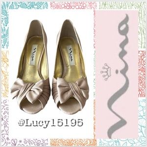 ❤️Nina New York Futura Satin Peep Toe Pump With Bow